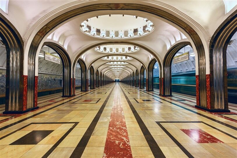 Moskova Metrosu'nun Mermer Zarafeti: Tarihi Bir Yolculuk Duvar Posterleri