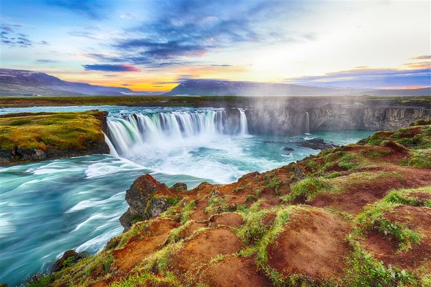İzlanda Godafoss Şelalesi ve Dağ Manzaralı Duvar Posteri
