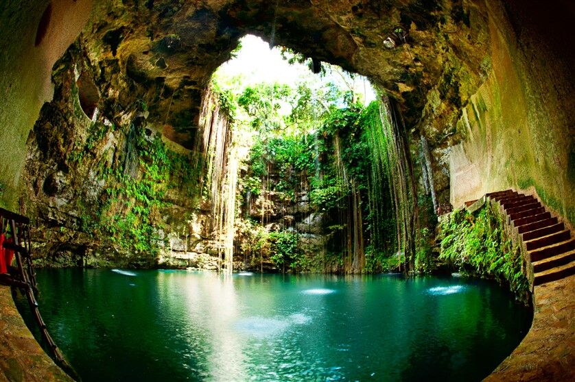 Turkuaz Cenote ve Yeşilliklerle Kaplı Kaya Duvarları Manzaralı Doğa Duvar Posteri
