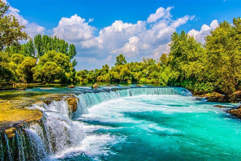 Berrak Suyun Akıp Gittiği Şelale ve Doğanın Canlı Manzarası Posteri