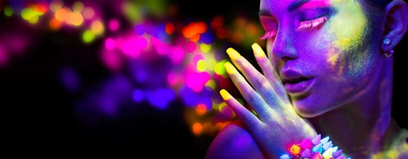 Neon Işıklar Altında Renkli Eller Poster