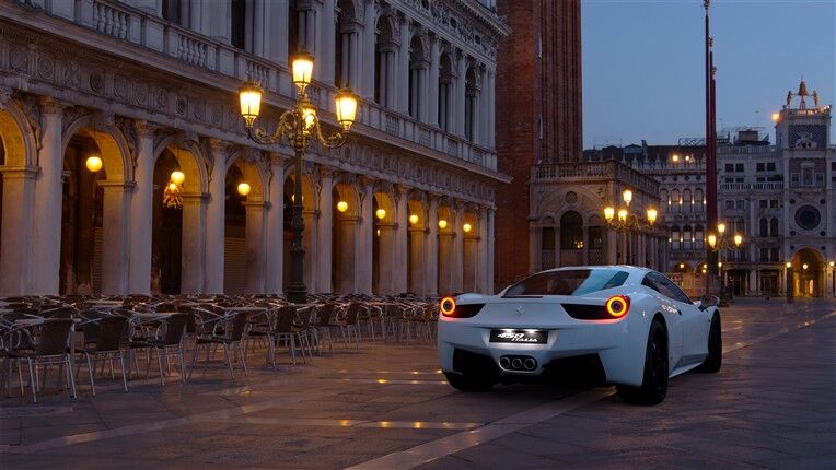 Gece Sokakta Ferrari Posteri
