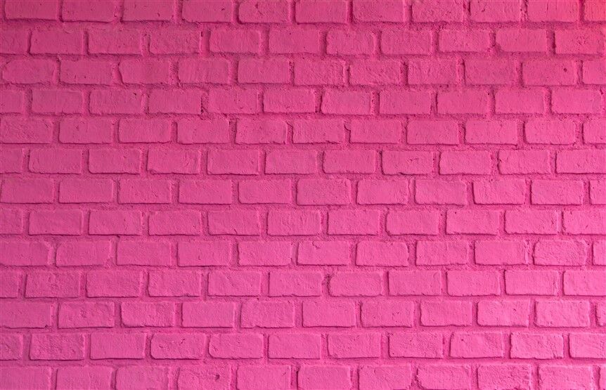 Canlı Pembe Tuğla Duvarla Modern İç Mekan Tasarımı