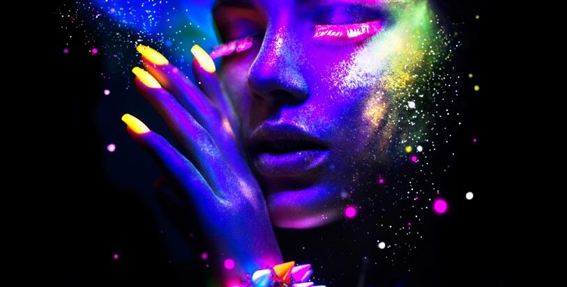 Neon Işıltılı Sarı Tırnaklar ve Renkli Parçacıklar Poster