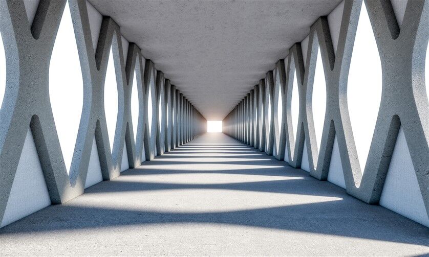 Beton Kemerlerle Çerçevelenmiş Işıklı Simetrik Koridor Duvar Posteri