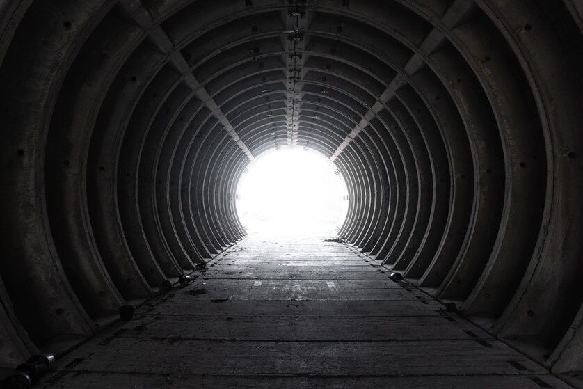 Beton Tünelde Aydınlığa Çıkış Duvar Posteri