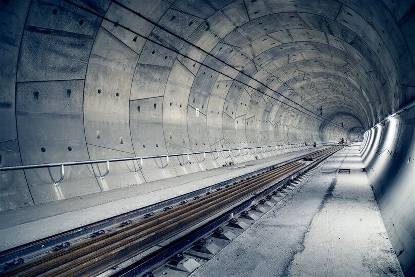 Büyük Beton Tünel ve Demir Raylar – Modern Alt Yapı Perspektifi