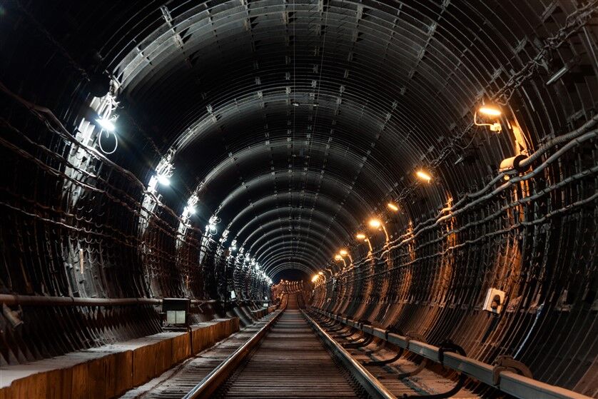 Karanlık Tünelde Metal Raylar ve Endüstriyel Aydınlatma Detayları