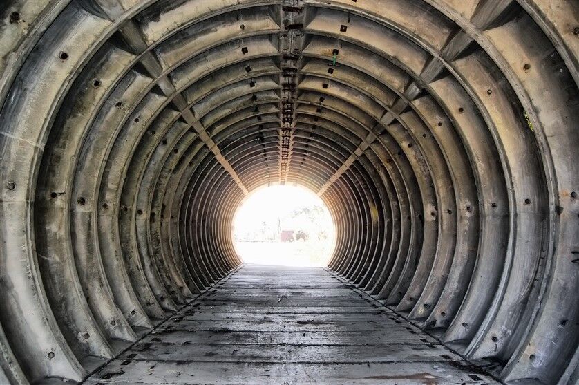 Beton Tünel Yapısı ve Aydınlık Uç Noktası ile Derin Perspektif