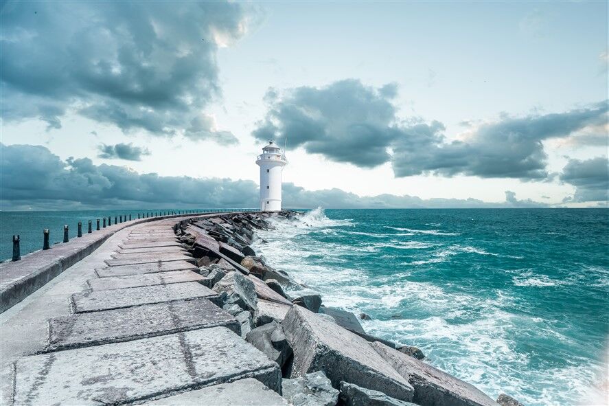 Fırtınalı Gökyüzü ve Dalgalı Denizle Taş İskeledeki Deniz Feneri